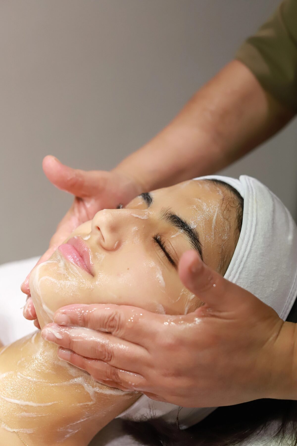 Ontspannende gezichtsmassage tijdens de intensieve behandeling