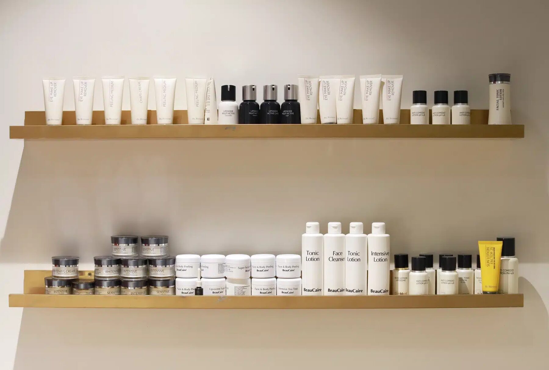 Het productenschap met Dr. Baumann-producten in de salon
