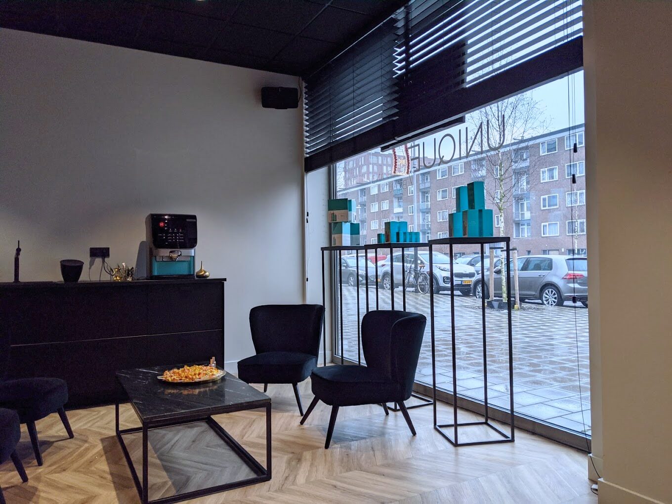 De lichte ontvangstruimte van de salon